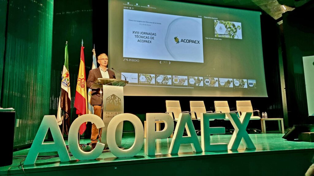 El delegado del Gobierno de Extremadura, José Luis Quintana, en las jornadas anuales de Acopaex 2025